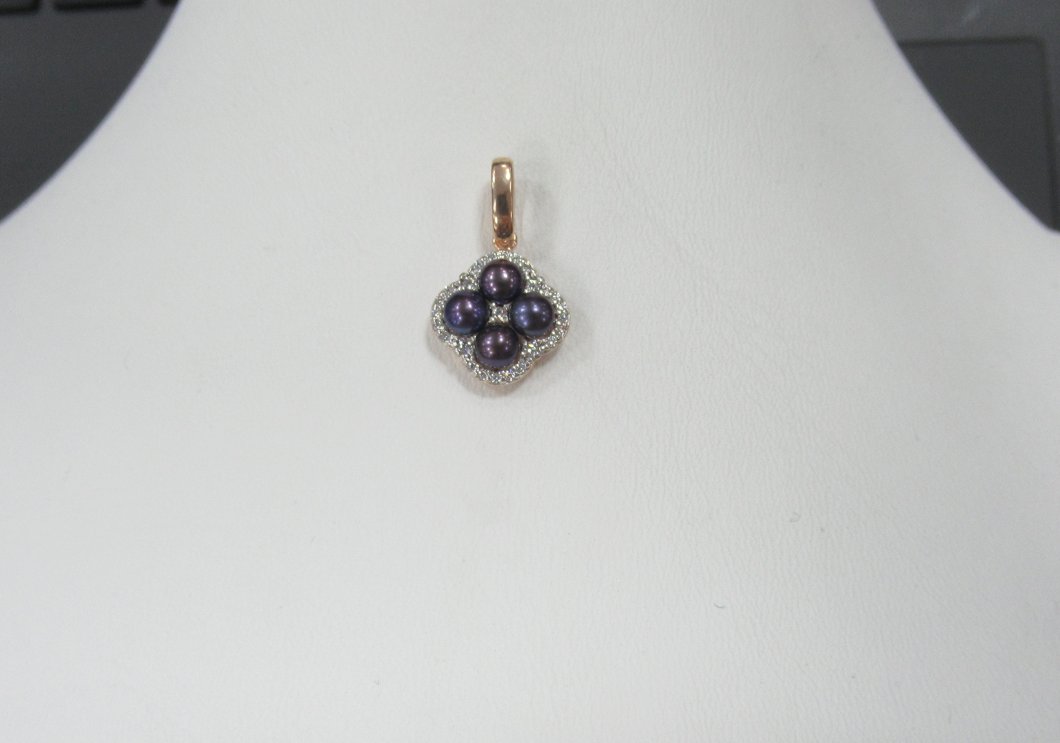 Серебряная подвеска с черным жемчугом "Клевер"